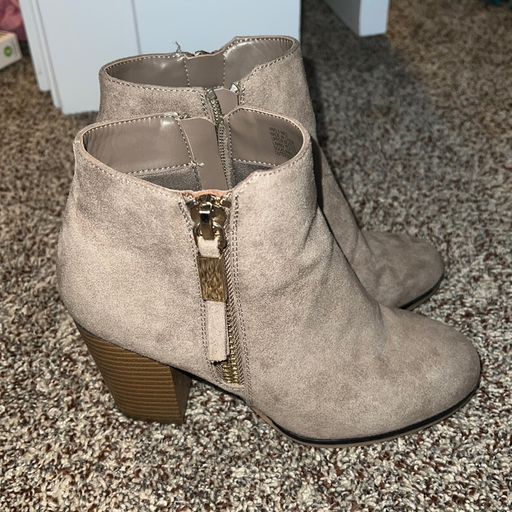 Cute tan boots!